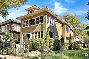 Charming Oak Park 4BD/3.5BA and 2 Private Parking by AllSet Turnover