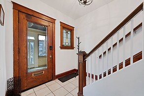 Charming Oak Park 4BD/3.5BA and 2 Private Parking by AllSet Turnover