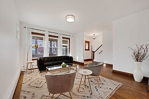 Charming Oak Park 4BD/3.5BA and 2 Private Parking by AllSet Turnover
