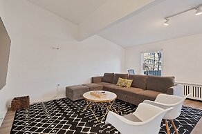 Charming Oak Park 4BD/3.5BA and 2 Private Parking by AllSet Turnover