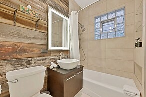 Charming Oak Park 4BD/3.5BA and 2 Private Parking by AllSet Turnover
