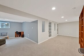 Charming Oak Park 4BD/3.5BA and 2 Private Parking by AllSet Turnover