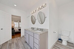 Charming Oak Park 4BD/3.5BA and 2 Private Parking by AllSet Turnover