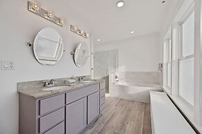 Charming Oak Park 4BD/3.5BA and 2 Private Parking by AllSet Turnover
