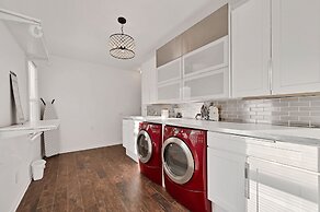 Charming Oak Park 4BD/3.5BA and 2 Private Parking by AllSet Turnover