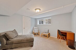 Charming Oak Park 4BD/3.5BA and 2 Private Parking by AllSet Turnover