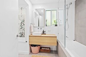 Hillside in the heart of Burleigh