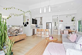 Hillside in the heart of Burleigh