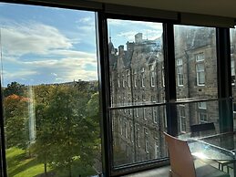 Stunning Park View Quartermile Apartment Close Proximity to Castle & U