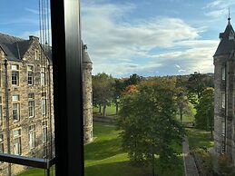 Stunning Park View Quartermile Apartment Close Proximity to Castle & U