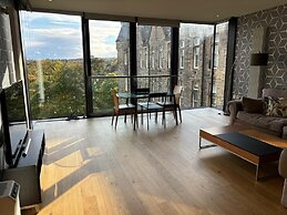 Stunning Park View Quartermile Apartment Close Proximity to Castle & U