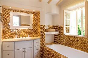 Magnificent House With Swimming Pool - 5br/10p - Gassin