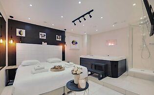 Intimate Flat w/ A/C & Jacuzzi - 2br/6p Montmartre