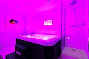 Intimate Flat w/ A/C & Jacuzzi - 2br/6p Montmartre