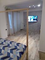 Center Apartment With Private Yard D11