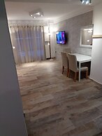 Center Apartment With Private Yard D11