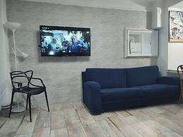 Private Yard Downtown Apartment D2