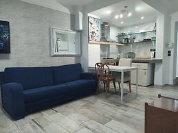 Private Yard Downtown Apartment D2