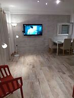 Private Yard Downtown Apartment D2