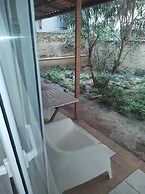 Private Yard Downtown Apartment D2