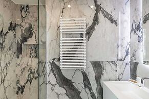 Luxury Renovated 4-room Apartment - rue Hoche - Bourgeois Building