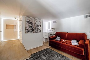 Luxury Renovated 4-room Apartment - rue Hoche - Bourgeois Building