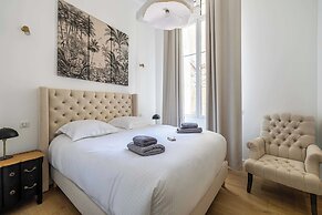 Luxury Renovated 4-room Apartment - rue Hoche - Bourgeois Building