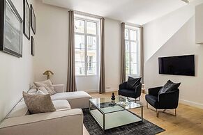 Luxury Renovated 4-room Apartment - rue Hoche - Bourgeois Building