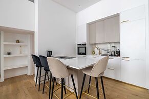 Luxury Renovated 4-room Apartment - rue Hoche - Bourgeois Building