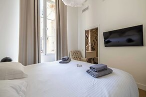 Luxury Renovated 4-room Apartment - rue Hoche - Bourgeois Building