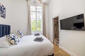 Luxury Renovated 4-room Apartment - rue Hoche - Bourgeois Building