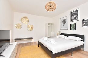 Superb Apartment for 6 People in Paris