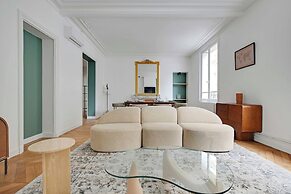 Elegant in Neuilly-sur-seine: A Charming Retreat