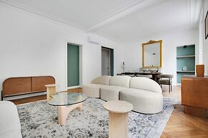 Elegant in Neuilly-sur-seine: A Charming Retreat