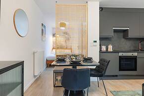 Serene Break With Terrace on the Outskirts of Paris