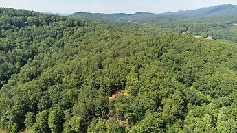 Cottage w/ Hot Tub: 3 Mi to Downtown Blue Ridge!