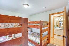 Ping-pong & Private Hot Tub: Family Cabin in Bend!