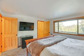 Ping-pong & Private Hot Tub: Family Cabin in Bend!