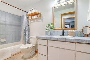 Ping-pong & Private Hot Tub: Family Cabin in Bend!