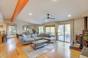 Ping-pong & Private Hot Tub: Family Cabin in Bend!