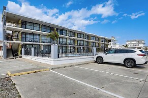 2 Blocks to Beach: Modern Condo in North Wildwood!