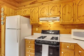 5 Mi to Blue Ridge Lake: Cabin w/ Fire Pit!