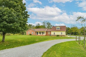 Large Yard & Basketball Hoop: Murfreesboro Home!