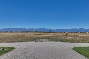 Mtn-view Tiny Home w/ Grill Near Skiing!