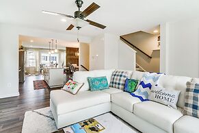 2 Mi to Hollywood Casino: Charles Town Townhome!