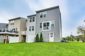 2 Mi to Hollywood Casino: Charles Town Townhome!