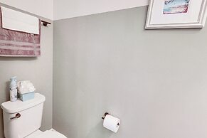 2 Mi to Hollywood Casino: Charles Town Townhome!