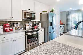 2 Mi to Hollywood Casino: Charles Town Townhome!