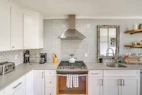 Mtn & Foliage Views: Modern Mount Snow Stay!