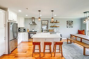 Mtn & Foliage Views: Modern Mount Snow Stay!